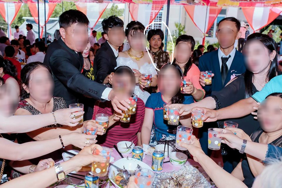 Dân mạng ám ảnh với thánh nữ chụp ké ở đám cưới: Thoắt ẩn thoắt hiện, luôn tìm cách ghé mặt vào mọi khung hình-12