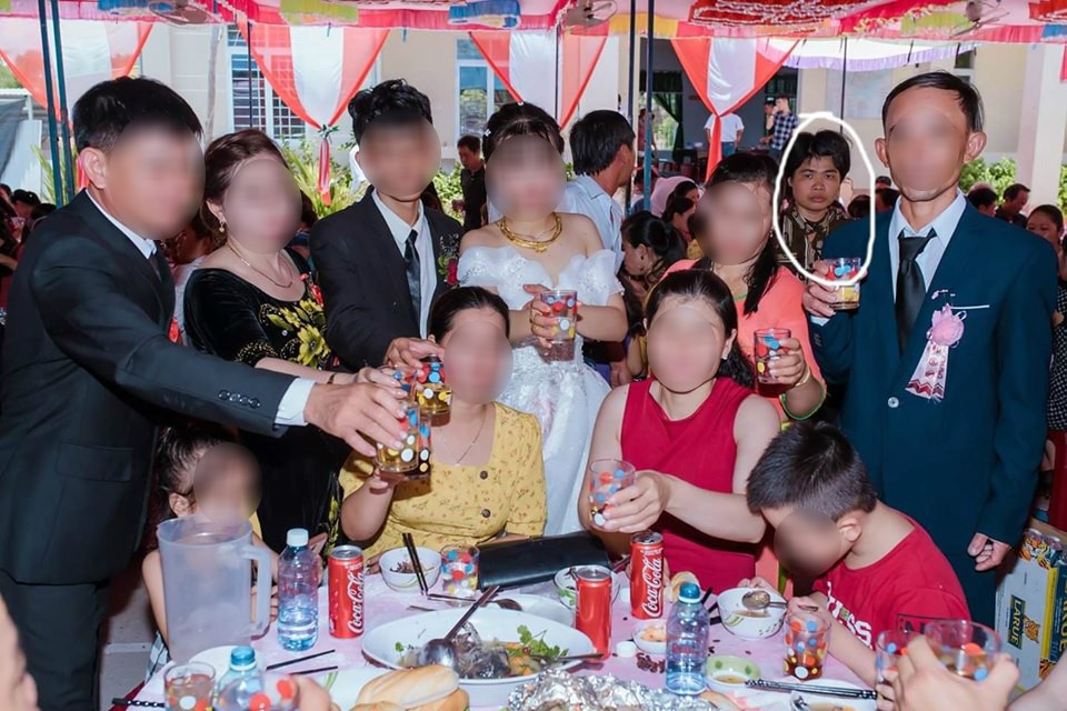 Dân mạng ám ảnh với thánh nữ chụp ké ở đám cưới: Thoắt ẩn thoắt hiện, luôn tìm cách ghé mặt vào mọi khung hình-6