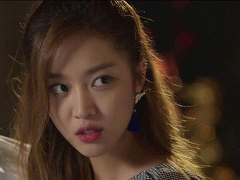 Chồng nghe tiếng thở gấp của vợ vọng ra từ phòng ngủ, nổi máu ghen đạp cửa xông vào thì chết lặng trước cảnh tượng-3