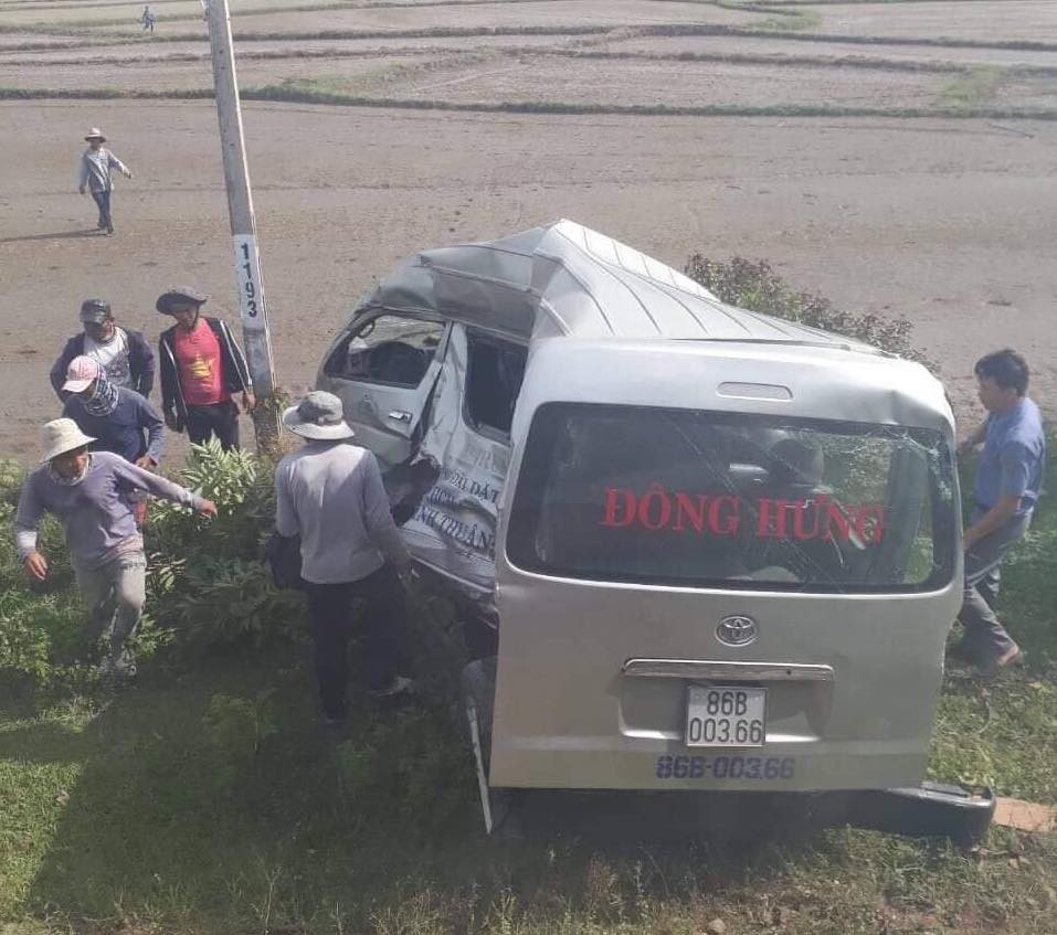 Cố băng qua đường tàu, ô tô 16 chỗ bị húc văng khiến 3 người chết, bé gái 8 tuổi bị thương nặng-1