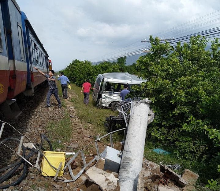Cố băng qua đường tàu, ô tô 16 chỗ bị húc văng khiến 3 người chết, bé gái 8 tuổi bị thương nặng-2