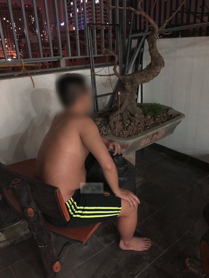 Nửa đêm chồng ngồi bần thần trên sân thượng, vợ hết hồn khi thấy thứ đang tâm sự cùng-1