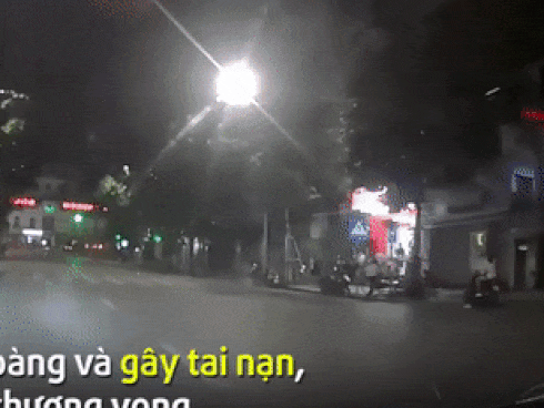 CLIP: Đứa trẻ bị bỏ quên vài giây và tai nạn thót tim sau cú ngã ngồi-1