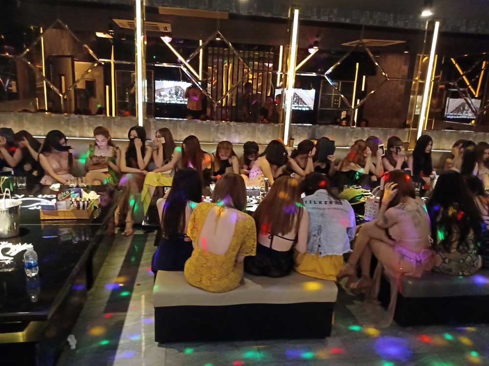 Cảnh đời nữ tiếp viên ở những tụ điểm ăn chơi nổi tiếng Sài Gòn-1