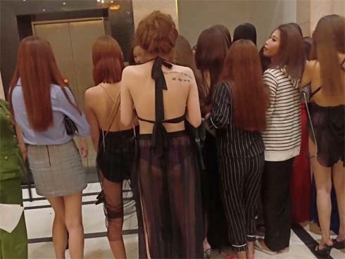 Cảnh đời nữ tiếp viên ở những tụ điểm ăn chơi nổi tiếng Sài Gòn