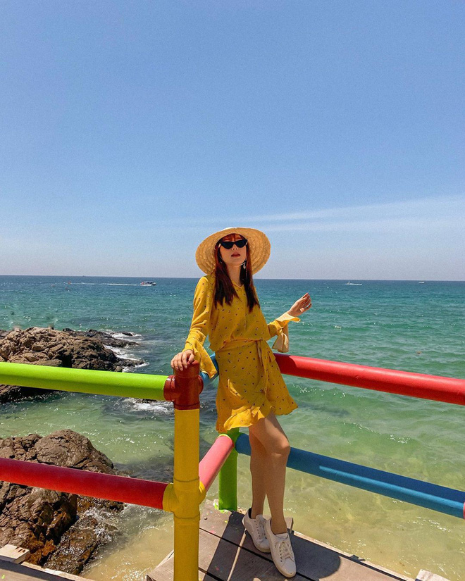 Ngắm sao lên đồ mùa du lịch, bạn sẽ nhận ra ngay gam màu vừa xinh lại vừa sang không thể thiếu trong vali hè này-2