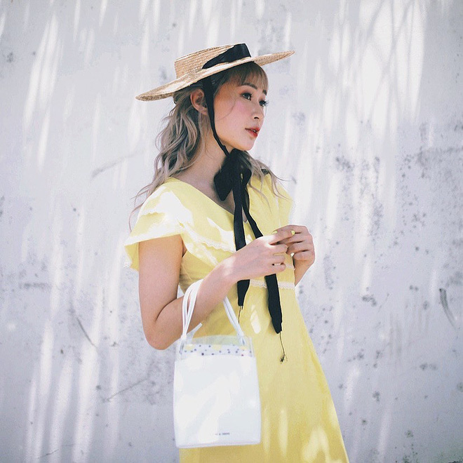 Ngắm sao lên đồ mùa du lịch, bạn sẽ nhận ra ngay gam màu vừa xinh lại vừa sang không thể thiếu trong vali hè này-7