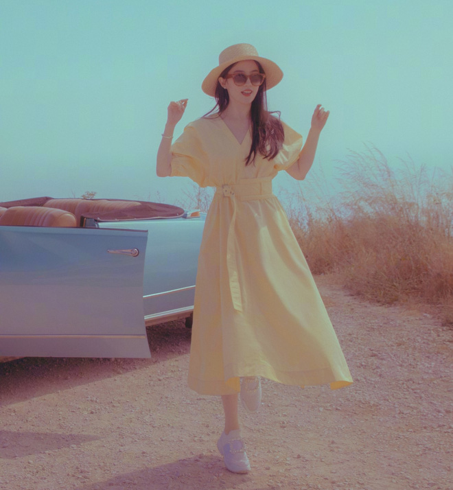 Ngắm sao lên đồ mùa du lịch, bạn sẽ nhận ra ngay gam màu vừa xinh lại vừa sang không thể thiếu trong vali hè này-8