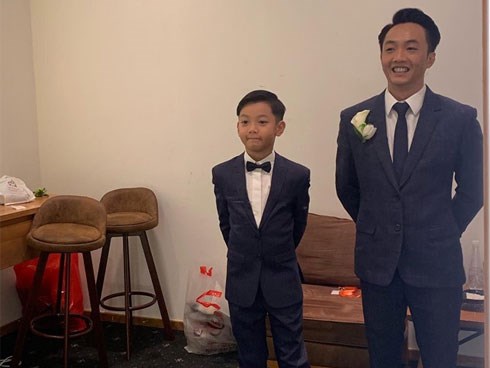 Loạt ảnh hậu trường đám cưới ghi lại khoảnh khắc đầm ấm của cha con Cường Đô La: Bố buộc dây giày cho con, con đĩnh đạc nhìn bố đi lấy vợ
