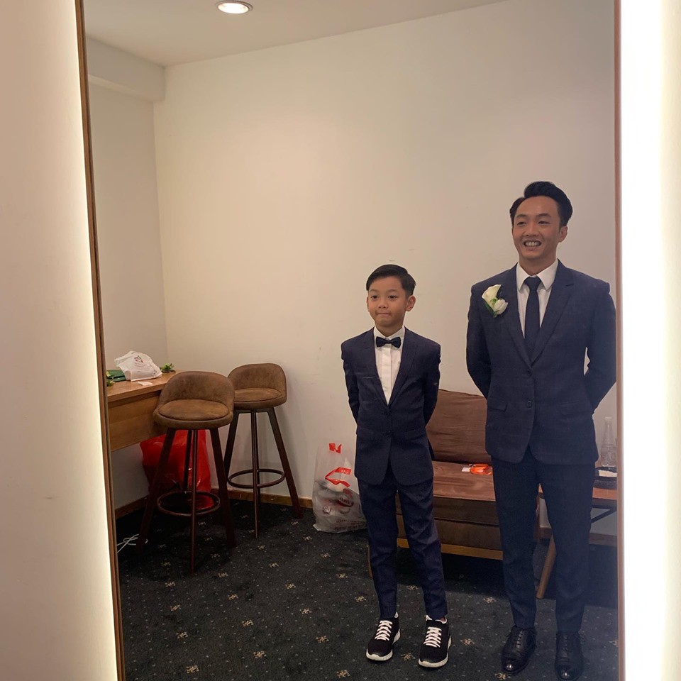 Loạt ảnh hậu trường đám cưới ghi lại khoảnh khắc đầm ấm của cha con Cường Đô La: Bố buộc dây giày cho con, con đĩnh đạc nhìn bố đi lấy vợ-1