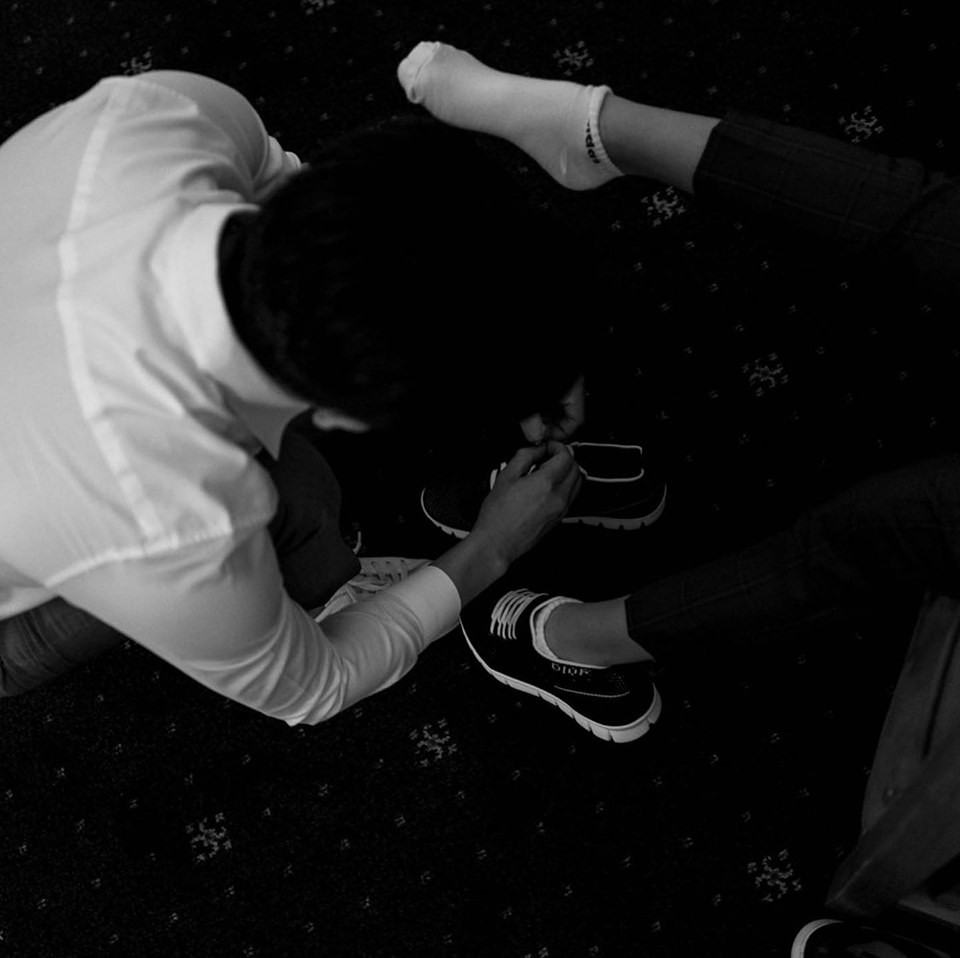 Loạt ảnh hậu trường đám cưới ghi lại khoảnh khắc đầm ấm của cha con Cường Đô La: Bố buộc dây giày cho con, con đĩnh đạc nhìn bố đi lấy vợ-4