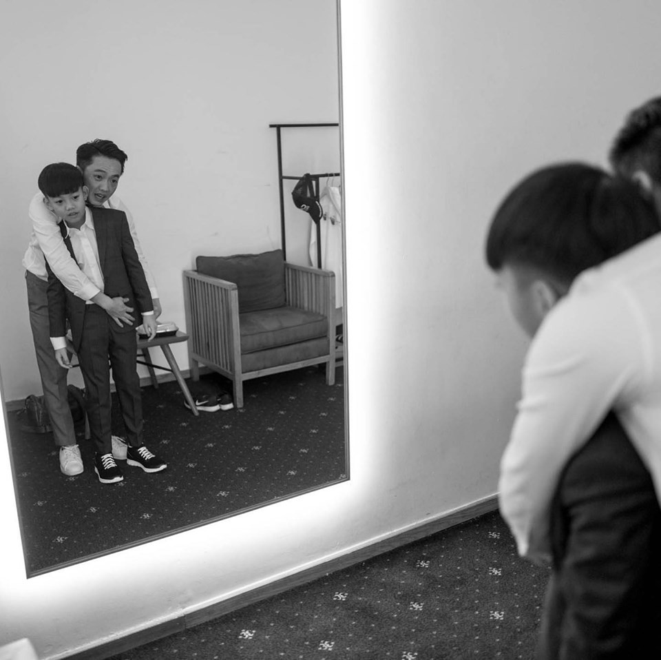 Loạt ảnh hậu trường đám cưới ghi lại khoảnh khắc đầm ấm của cha con Cường Đô La: Bố buộc dây giày cho con, con đĩnh đạc nhìn bố đi lấy vợ-2