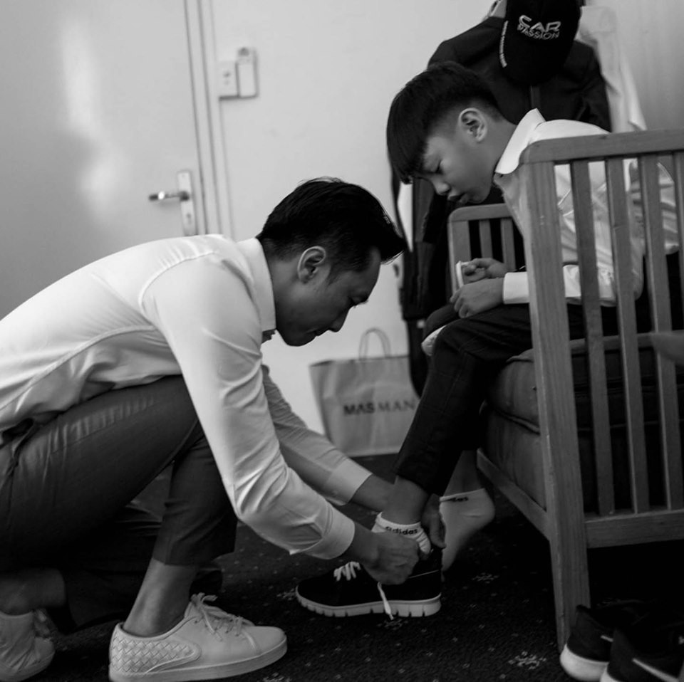 Loạt ảnh hậu trường đám cưới ghi lại khoảnh khắc đầm ấm của cha con Cường Đô La: Bố buộc dây giày cho con, con đĩnh đạc nhìn bố đi lấy vợ-3