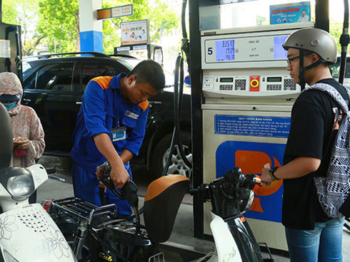 Hai lần tăng rất mạnh, giá xăng giảm 1 ít hôm nay-2