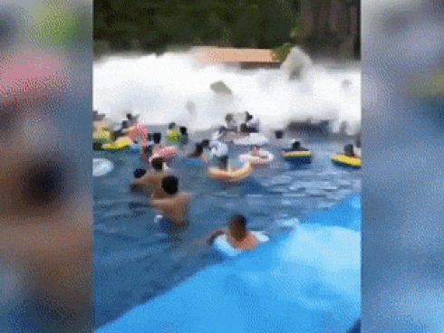 Lắp sai trò chơi lướt sóng trong công viên nước, 44 người nhập viện cấp cứu