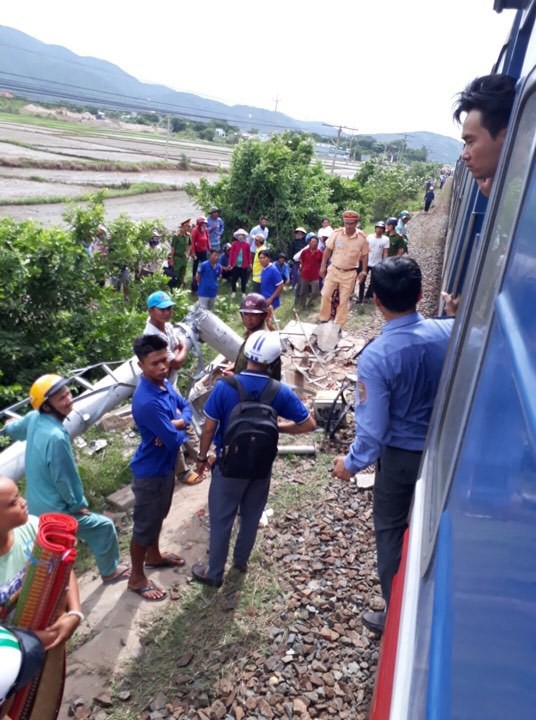 Hiện trường tàu hỏa tông ô tô 16 chỗ 3 người chết ở Bình Thuận-2