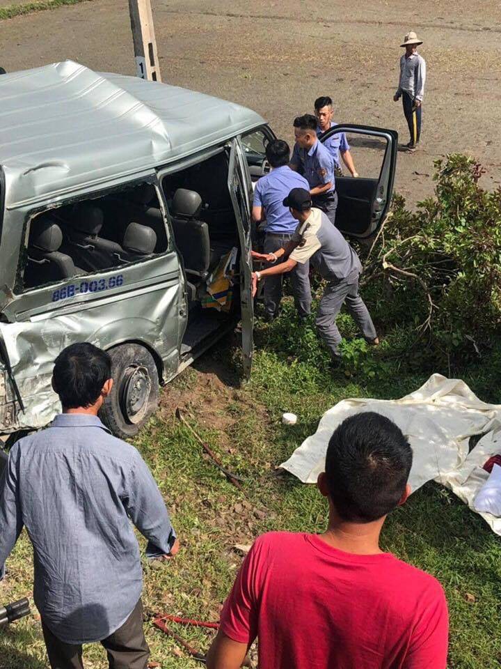 Hiện trường tàu hỏa tông ô tô 16 chỗ 3 người chết ở Bình Thuận-7