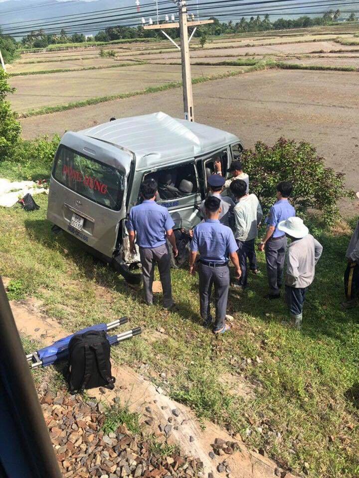 Hiện trường tàu hỏa tông ô tô 16 chỗ 3 người chết ở Bình Thuận-8