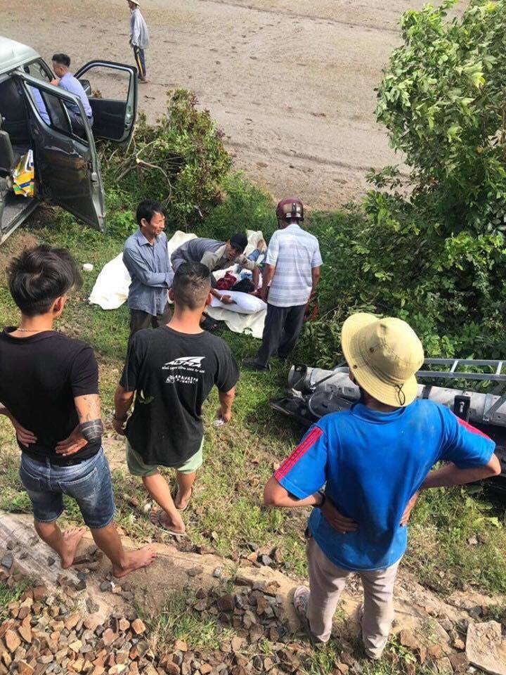Hiện trường tàu hỏa tông ô tô 16 chỗ 3 người chết ở Bình Thuận-9