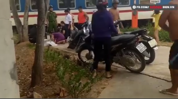 Kinh hoàng cảnh người phụ nữ bị tàu hỏa tông trực diện khi cố vượt qua đường ray-2