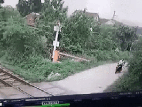 Băng qua đường cùng nhau, 2 cô gái bị xe ô tô đâm húc văng lên không trung-2