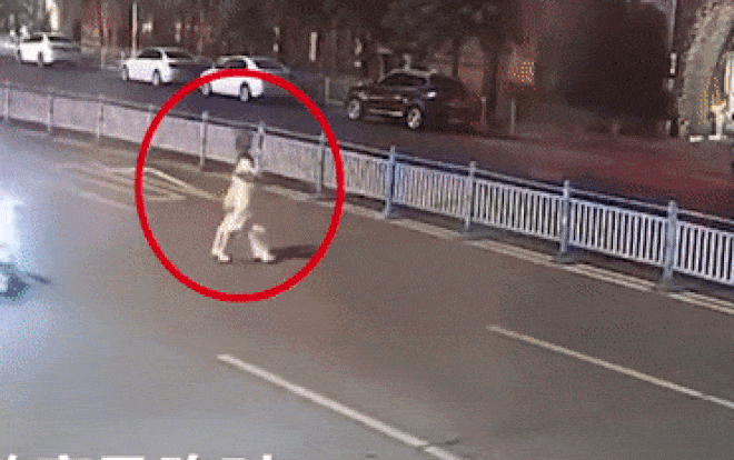 Băng qua đường cùng nhau, 2 cô gái bị xe ô tô đâm húc văng lên không trung-1