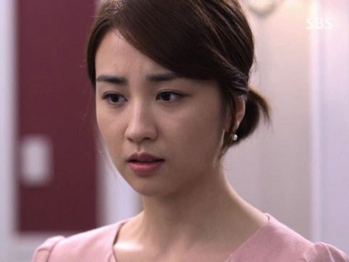 Chồng nghe tiếng thở gấp của vợ vọng ra từ phòng ngủ, nổi máu ghen đạp cửa xông vào thì chết lặng trước cảnh tượng