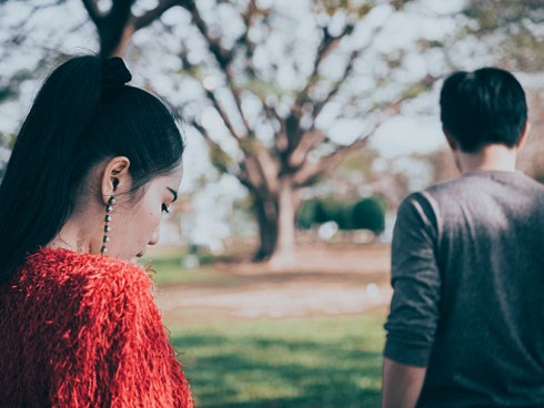 Nhìn chị dâu đưa tiền cho một người đàn ông lạ mặt, tôi vội về kể tội với anh trai để bây giờ ôm hận cả đời