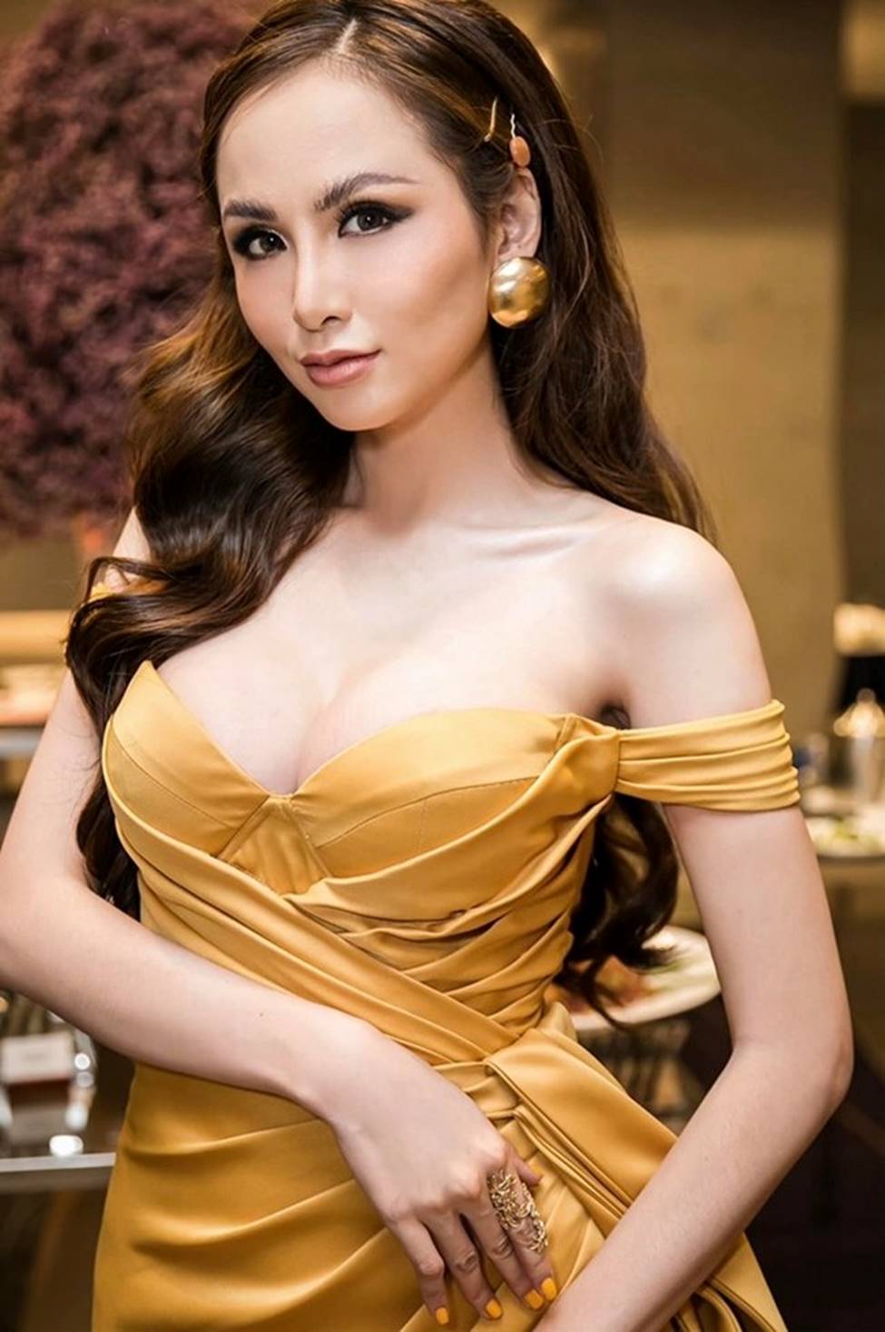 Diễm Hương soán ngôi núi đôi nhân tạo của Kỳ Duyên?-2