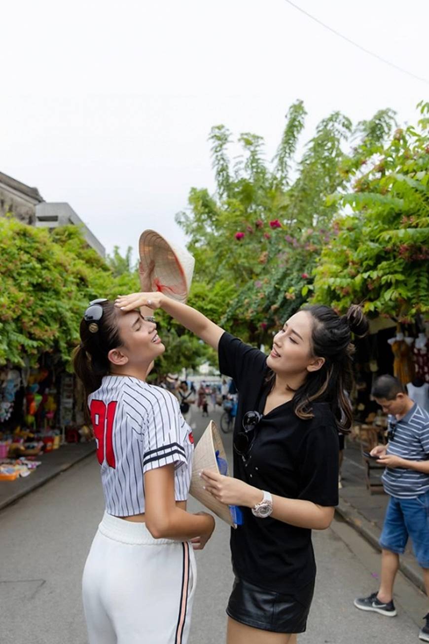 Loạt ảnh cực bá đạo của Hoa hậu Mai Phương Thúy và siêu mẫu Võ Hoàng Yến ở Hội An-2