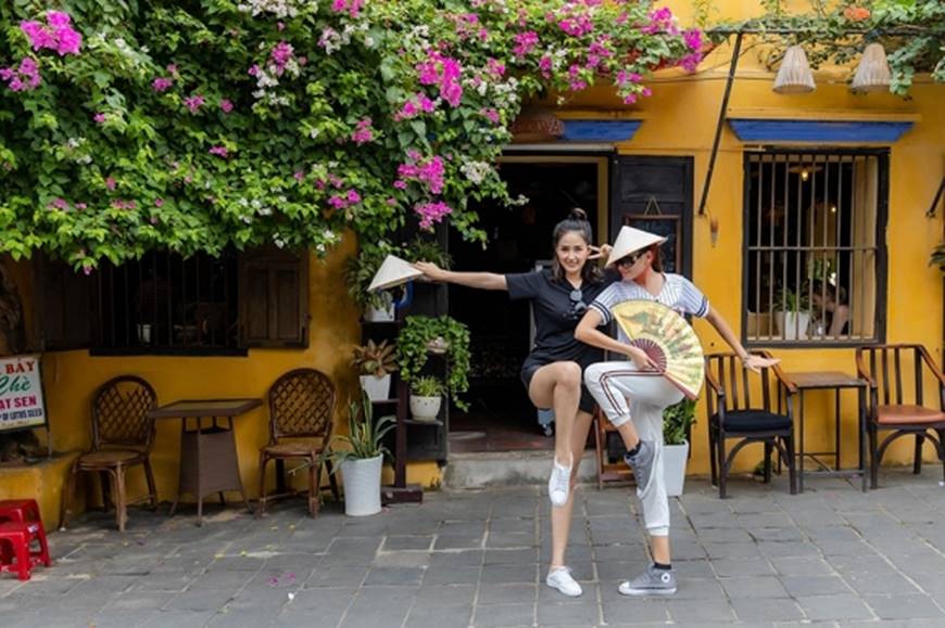 Loạt ảnh cực bá đạo của Hoa hậu Mai Phương Thúy và siêu mẫu Võ Hoàng Yến ở Hội An-3