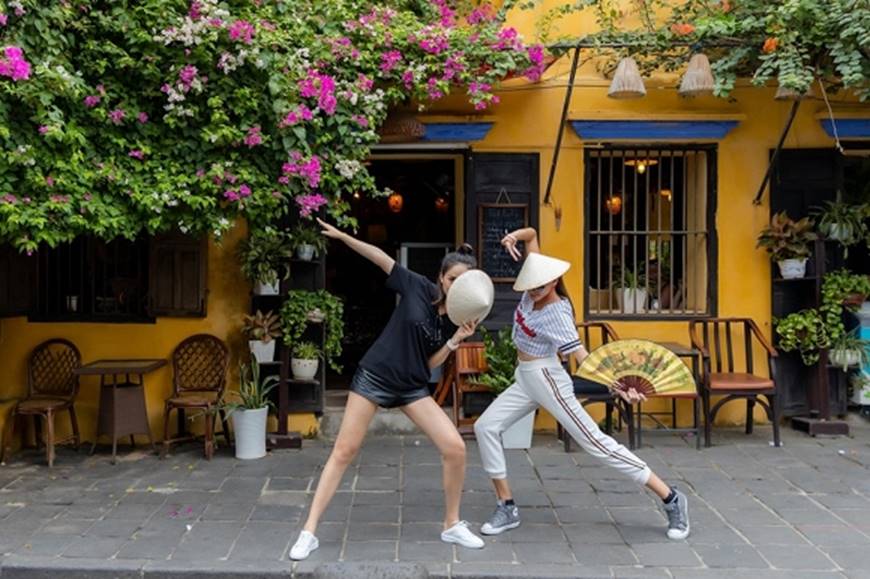 Loạt ảnh cực bá đạo của Hoa hậu Mai Phương Thúy và siêu mẫu Võ Hoàng Yến ở Hội An-4