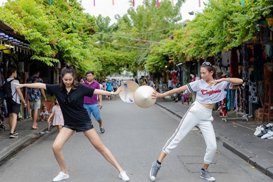 Loạt ảnh cực bá đạo của Hoa hậu Mai Phương Thúy và siêu mẫu Võ Hoàng Yến ở Hội An-5