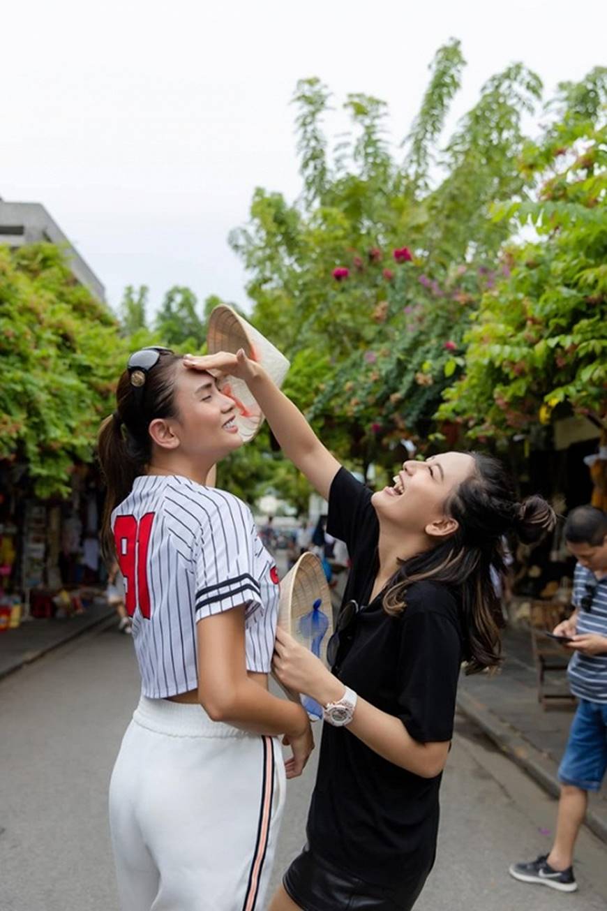 Loạt ảnh cực bá đạo của Hoa hậu Mai Phương Thúy và siêu mẫu Võ Hoàng Yến ở Hội An-6