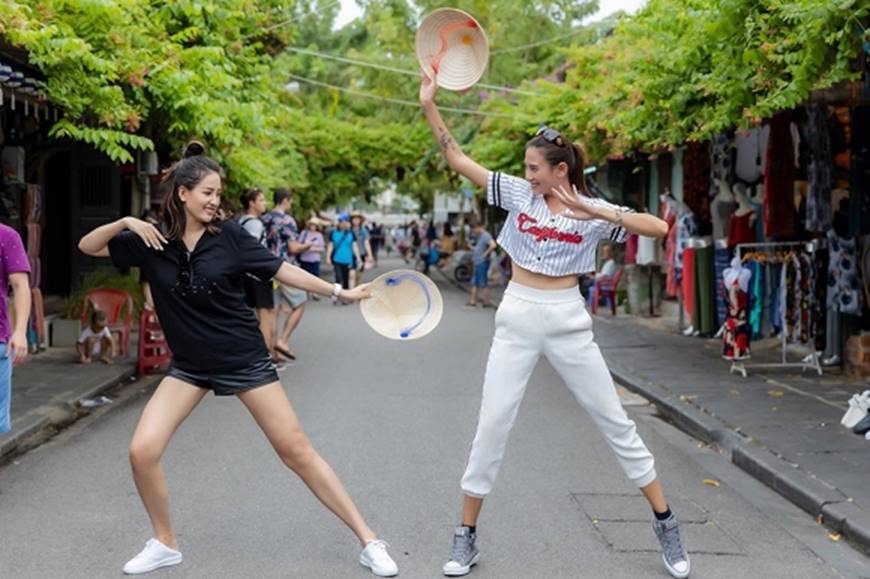 Loạt ảnh cực bá đạo của Hoa hậu Mai Phương Thúy và siêu mẫu Võ Hoàng Yến ở Hội An-8