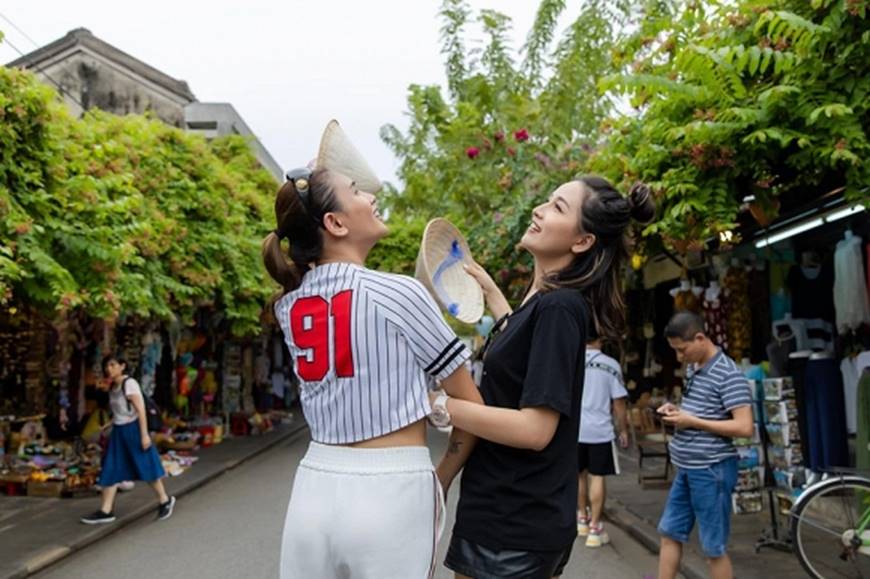 Loạt ảnh cực bá đạo của Hoa hậu Mai Phương Thúy và siêu mẫu Võ Hoàng Yến ở Hội An-9