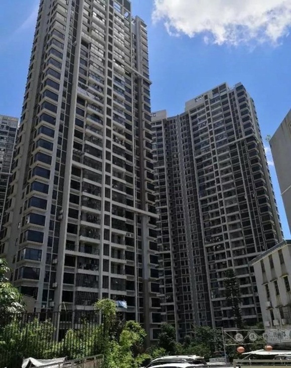 Bỏ con 2 tuổi ngủ ở nhà để... đi làm tóc, mẹ quay về gào khóc khi thấy thi thể không toàn vẹn của con rơi từ tầng 31 xuống-1