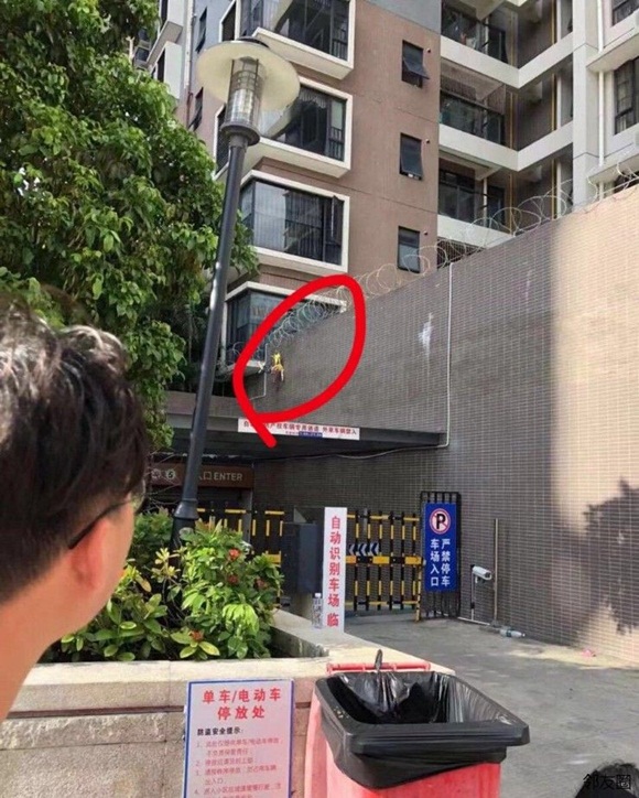 Bỏ con 2 tuổi ngủ ở nhà để... đi làm tóc, mẹ quay về gào khóc khi thấy thi thể không toàn vẹn của con rơi từ tầng 31 xuống-2