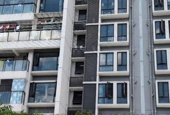 Bỏ con 2 tuổi ngủ ở nhà để... đi làm tóc, mẹ quay về gào khóc khi thấy thi thể không toàn vẹn của con rơi từ tầng 31 xuống-3