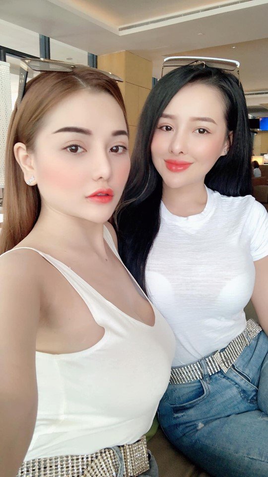 Cùng lộ nội y khi diện đồ đôi nhưng Ngân 98 lại chơi trội hơn Mon 2K bằng chiêu dùng ngực đỡ trà sữa-1