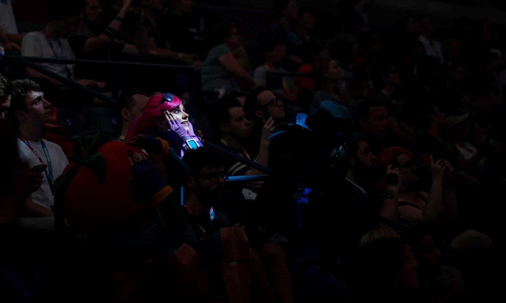 Nếu con kiếm tiền một tháng bằng bố làm cả năm, hãy để con chơi game-2