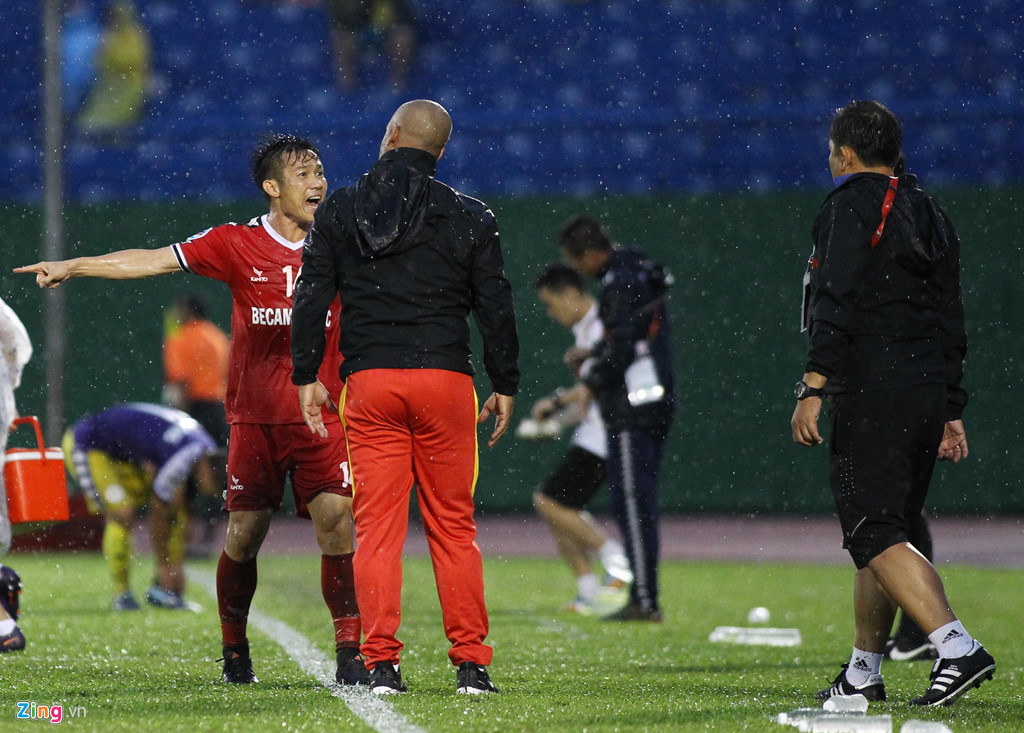 Anh Đức can Tấn Tài chạy ra ngoài yêu cầu HLV thay đổi chiến thuật-1