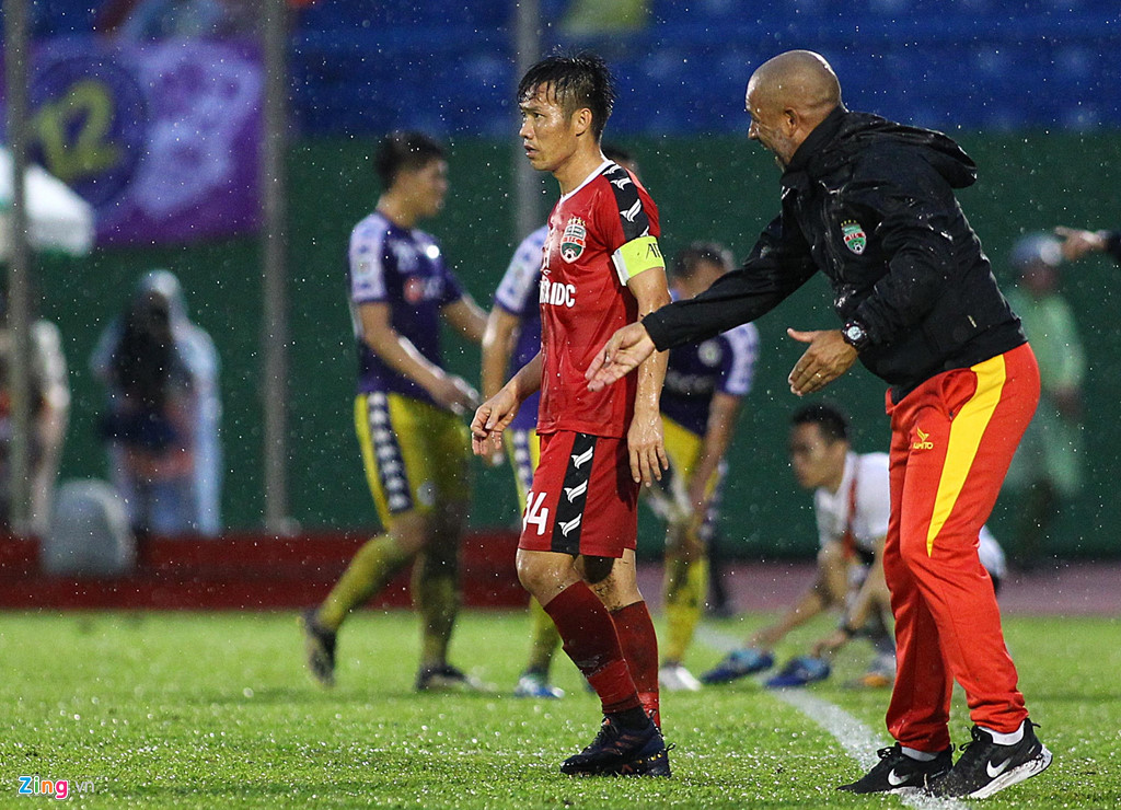 Anh Đức can Tấn Tài chạy ra ngoài yêu cầu HLV thay đổi chiến thuật-2