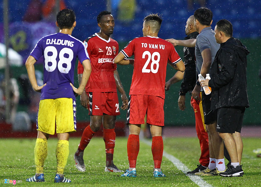 Anh Đức can Tấn Tài chạy ra ngoài yêu cầu HLV thay đổi chiến thuật-3