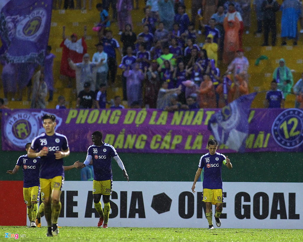 Anh Đức can Tấn Tài chạy ra ngoài yêu cầu HLV thay đổi chiến thuật-5