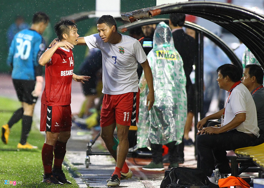 Anh Đức can Tấn Tài chạy ra ngoài yêu cầu HLV thay đổi chiến thuật-6