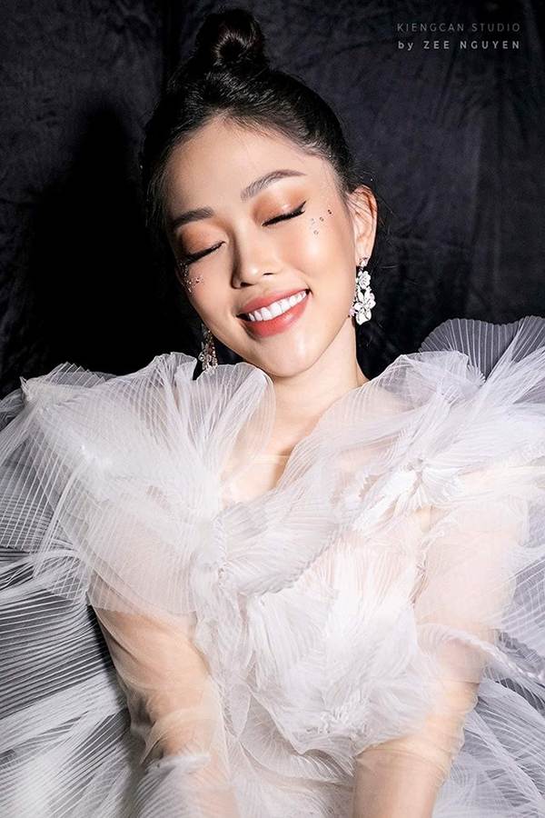 Ngô Phương Lan khoe khéo vòng 1 gợi cảm, tái xuất xinh đẹp sau khi sinh con-7