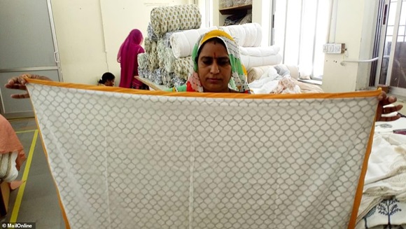 Hé lộ sự thật đau lòng đằng sau chiếc chăn hữu cơ đắt đỏ Meghan Markle sử dụng cho con trai đầu lòng-3