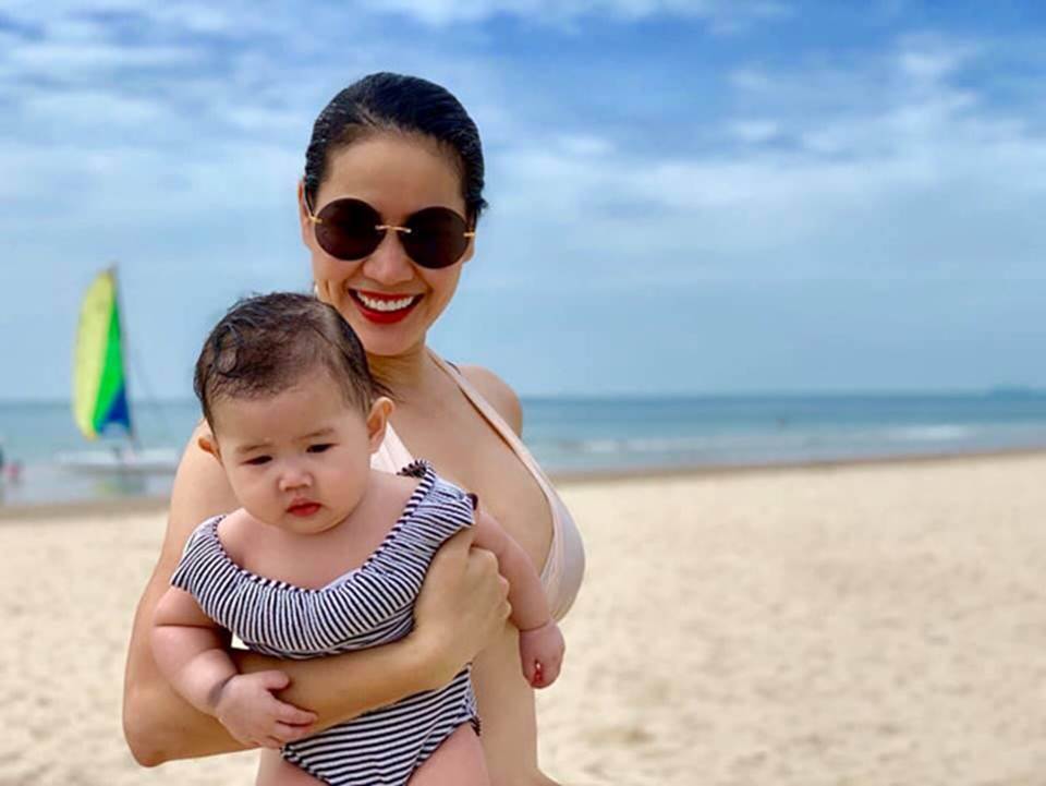 Thân Thúy Hà tự tin mặc bikini sau 4 tháng sinh con gái-4