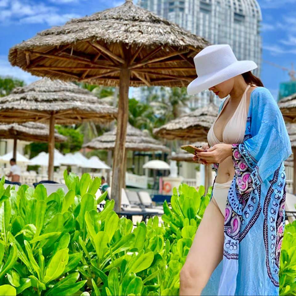 Thân Thúy Hà tự tin mặc bikini sau 4 tháng sinh con gái-7